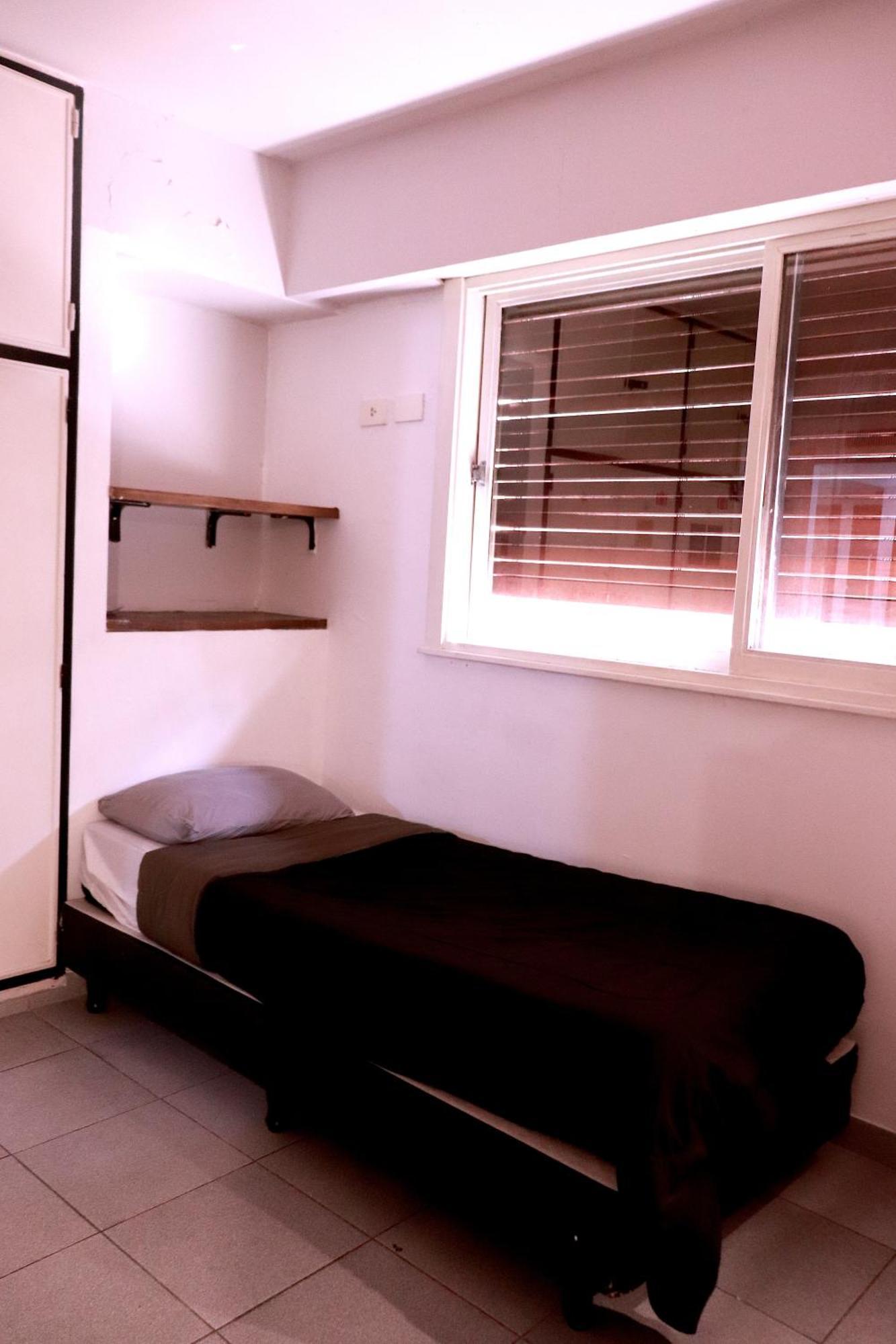 Cama en habitación compartida masculina de 4 camas